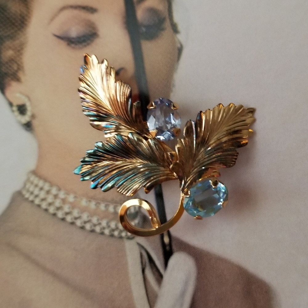 ❗Vintage Gold Brushed Leaf Detail Brooch with Topaz Stone Detailing❗